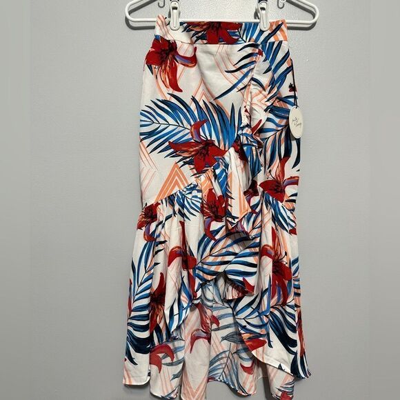 Milk & Honey floral skirt. NWT. Size S. Split up the front - Picture 1 of 8